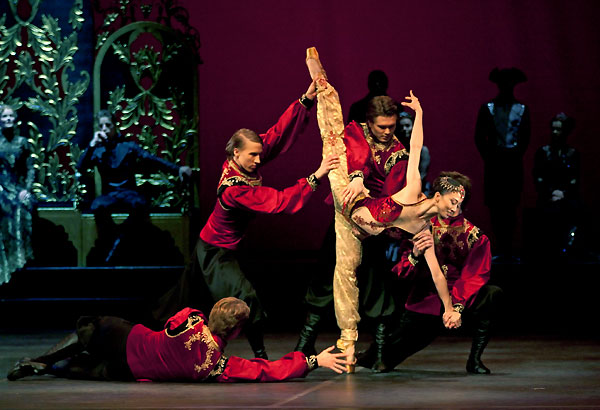 Nikolas Koskivirta, Maki Nakagawa och Frans Valkama i rysk dans. Fotograf Sakari Viika