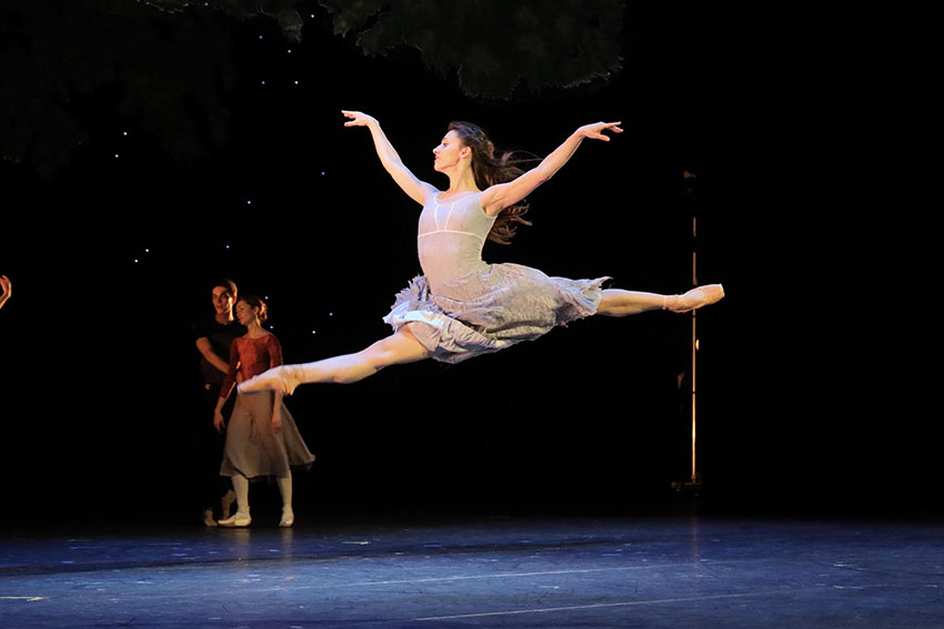 Maria Baranova i ett vackert hopp. Foto Bavarian State Ballet