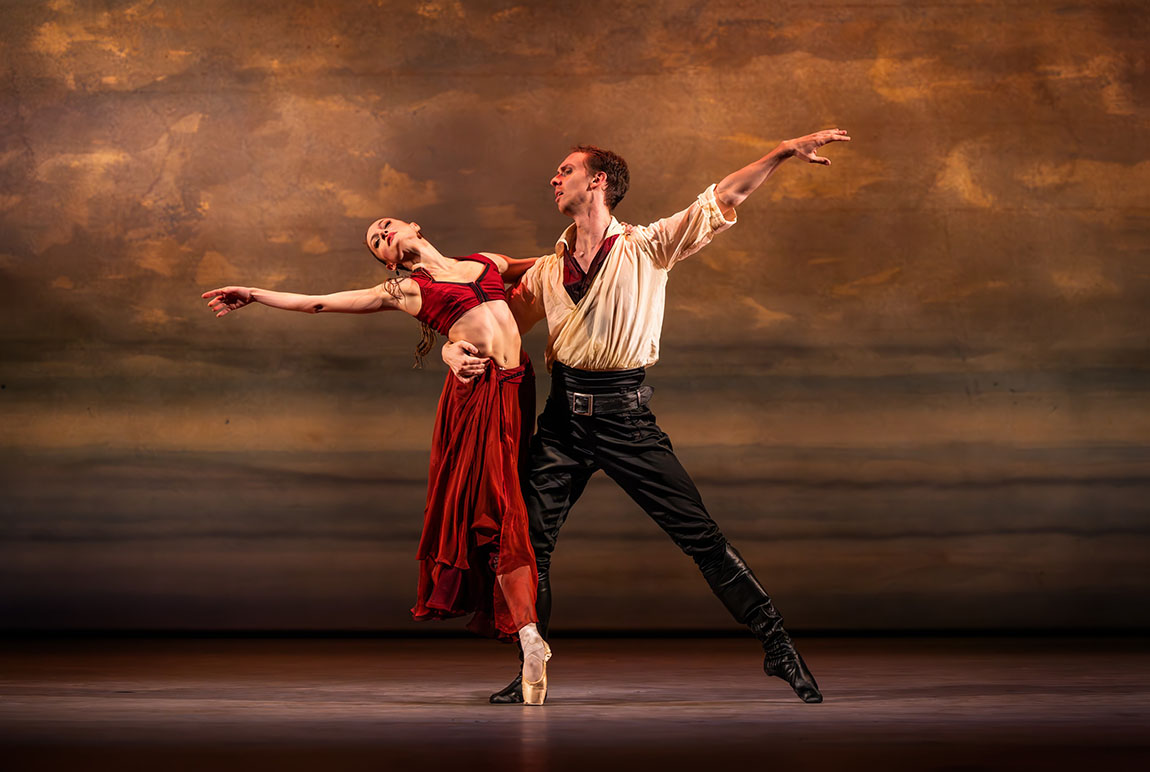 Le Corsaire, Kungliga Baletten 2023. Luiza Lopes och Daniel Norgren-Jensen. Foto: Kungliga Operan / Håkan Larsson