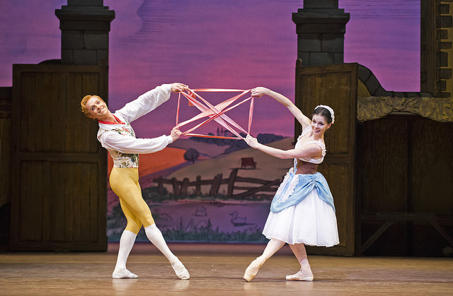 Steven MacRae och Natalia Osipova i La Fille Mal Gardée. Foto The Royal Ballet