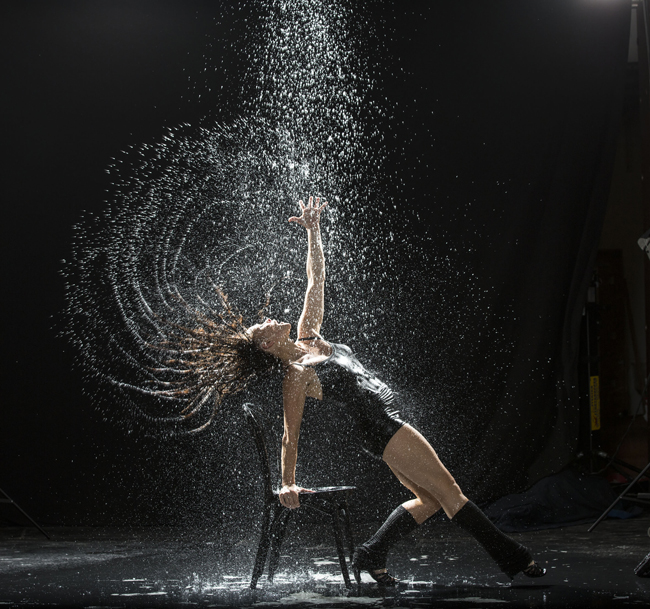 Ett ljusspel i Flashdance med Hanna Lindblad. Foto Mats Bäcker