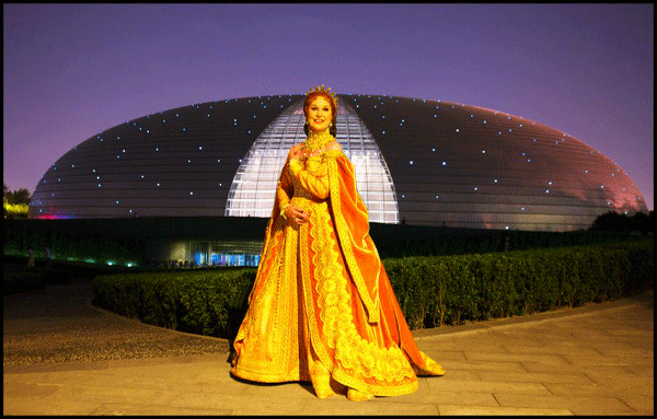 Drottning i Peking – Mariane Orlando framför Pekings futuristiska teaterkomplex. Fotograf Peter Thelin