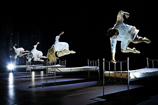 Bounce i sin succéföreställning Gökboet. Fotograf Håkan Larsson
