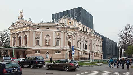 Operahuset i Ljubljana med tillbyggnaden baktill.