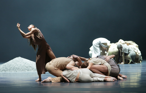 Våroffer i koreografi av Sascha Waltz. Foto Mariinskijteatern