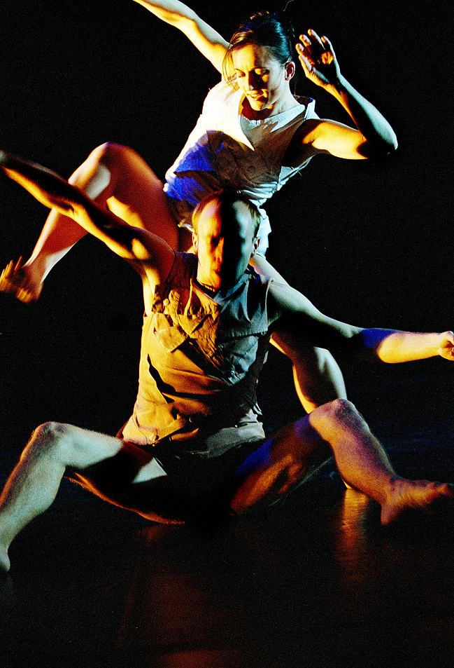 Charlotta Broom in The Cullberg Ballet "i remember red". Photo Urban Jörén