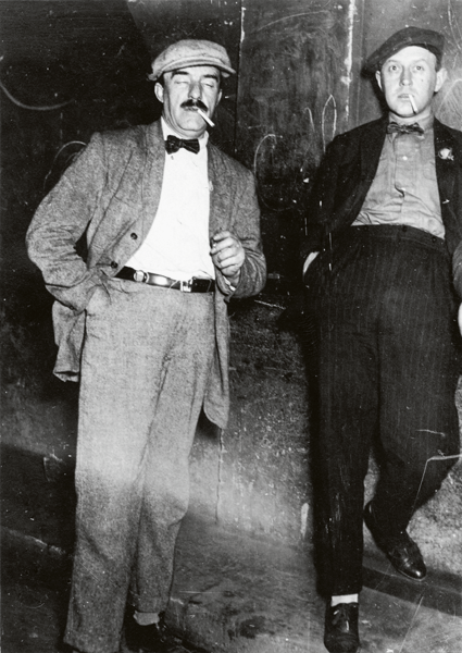 Fernand Léger och de Maré "nedklädda" för besök på folklig klubb i Paris.
