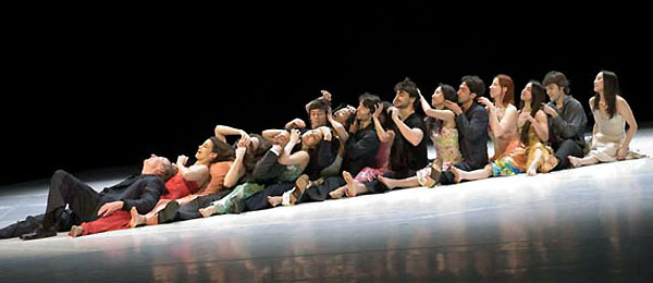 Ensemblen samlad i Pinas sista verk i Wuppertal 2009. Fotograf Gert Weigelt