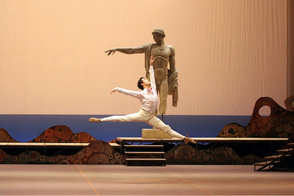 Thiago Bordin som Ynglingen/Daphnis i Daphnis och Chloë. Fotograf Holger Badekow