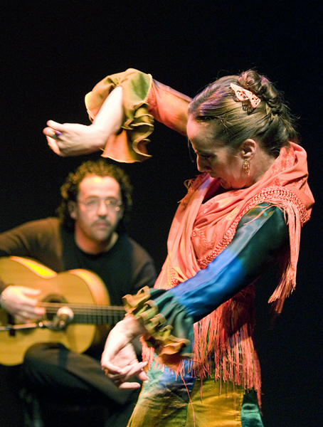 Carmen Lozano och Jordi Flores framräder i Flamencomuseet. Foto Museo del Baile Flamenco