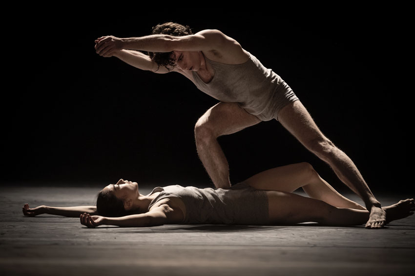 Ohad Naharins "Minus 16", en del av dansprogrammet Kylián/Ek/Naharin med Kungliga Baletten. Foto: Carl Thorborg