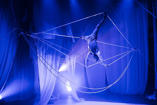 Alexander Weibel i Cirkus Cirkörs Weaving Peace. Fotograf Mats Bäcker