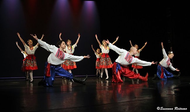 Polzunets, en Ukrainsk dans, med dansare från Helsingfors Dansinstitut (15-17år). Foto Susanna Reitamo