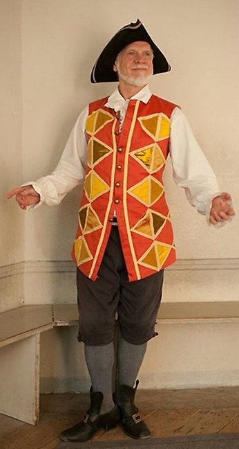 Klas Rickmam i kostym ur Drottningholmsteaterns förråd. Foto Louise Berg