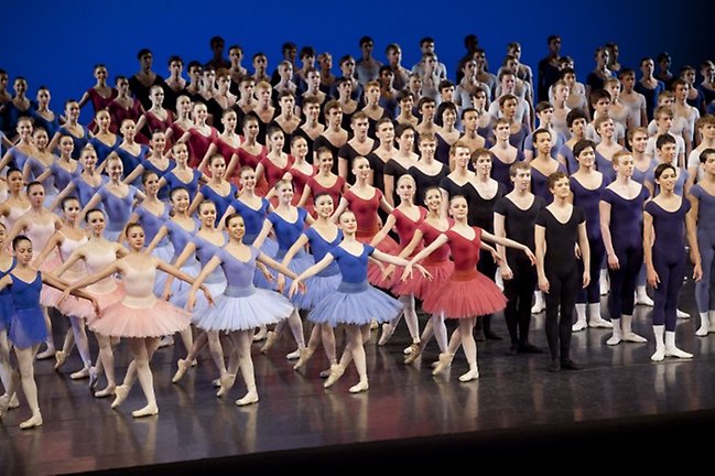 Grand Defilé with The Royal Ballet School. Photographer Johan Persson