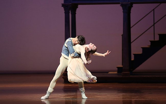 Thiago Bordin och Hélène Bouchet i Romeo och Julia. Foto ©Marcus Renner