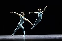 Grégoire Duchevet och Kalle Wigle i Blake Works I, koreografi William Forsythe.Foto Yan Revazov